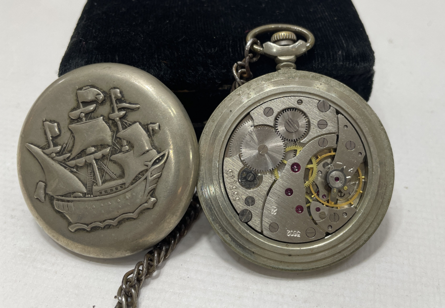 TEPEDEN KURMALI VE ARKASI GEMİLİ DENİZCİ CEP SAATİ