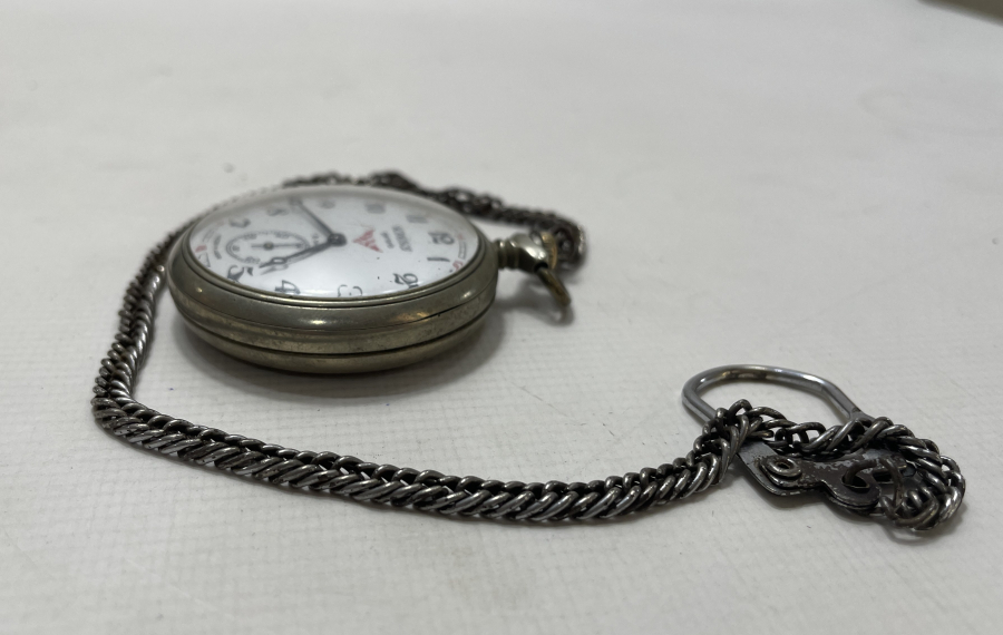 TEPEDEN KURMALI VE ARKASI GEMİLİ DENİZCİ CEP SAATİ