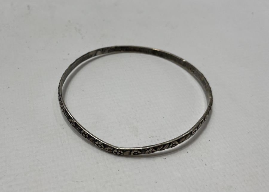 ZİHGİR FORMUNDA KABARTMA İŞÇİLİKLİ ANTİKA GÜMÜŞ BİLEZİK