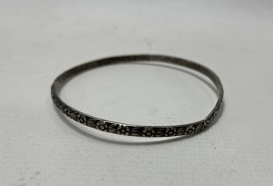 ZİHGİR FORMUNDA KABARTMA İŞÇİLİKLİ ANTİKA GÜMÜŞ BİLEZİK