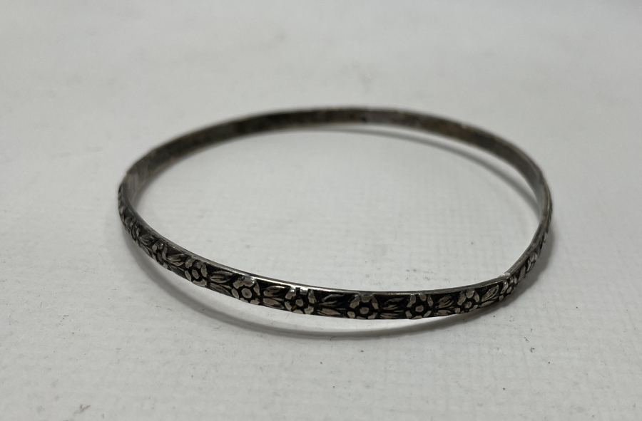 ZİHGİR FORMUNDA KABARTMA İŞÇİLİKLİ ANTİKA GÜMÜŞ BİLEZİK