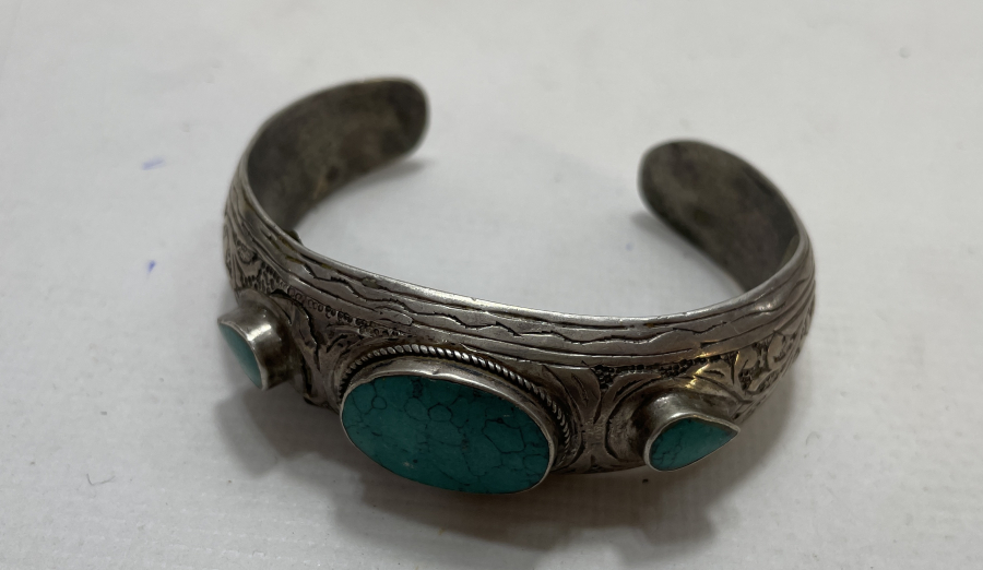 ÜZERİNDE FİRUZE TAŞLARI BULUNAN KALEM İŞÇİLİKLİ ANTİKA BİLEKLİK