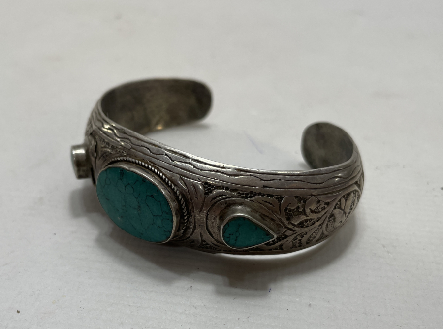 ÜZERİNDE FİRUZE TAŞLARI BULUNAN KALEM İŞÇİLİKLİ ANTİKA BİLEKLİK