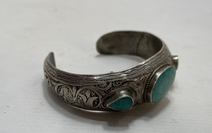 ÜZERİNDE FİRUZE TAŞLARI BULUNAN KALEM İŞÇİLİKLİ ANTİKA BİLEKLİK