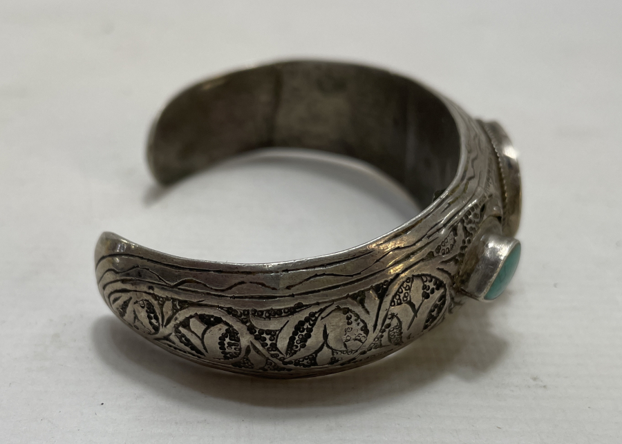 ÜZERİNDE FİRUZE TAŞLARI BULUNAN KALEM İŞÇİLİKLİ ANTİKA BİLEKLİK