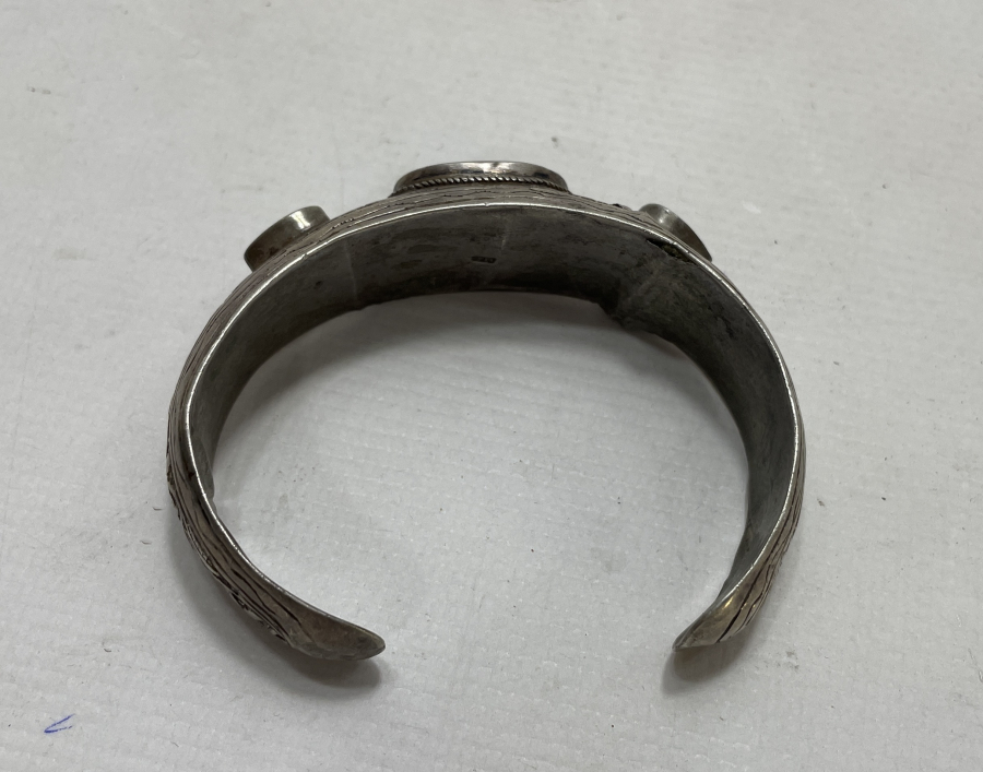 ÜZERİNDE FİRUZE TAŞLARI BULUNAN KALEM İŞÇİLİKLİ ANTİKA BİLEKLİK