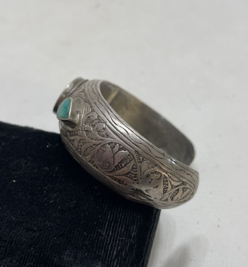 ÜZERİNDE FİRUZE TAŞLARI BULUNAN KALEM İŞÇİLİKLİ ANTİKA BİLEKLİK