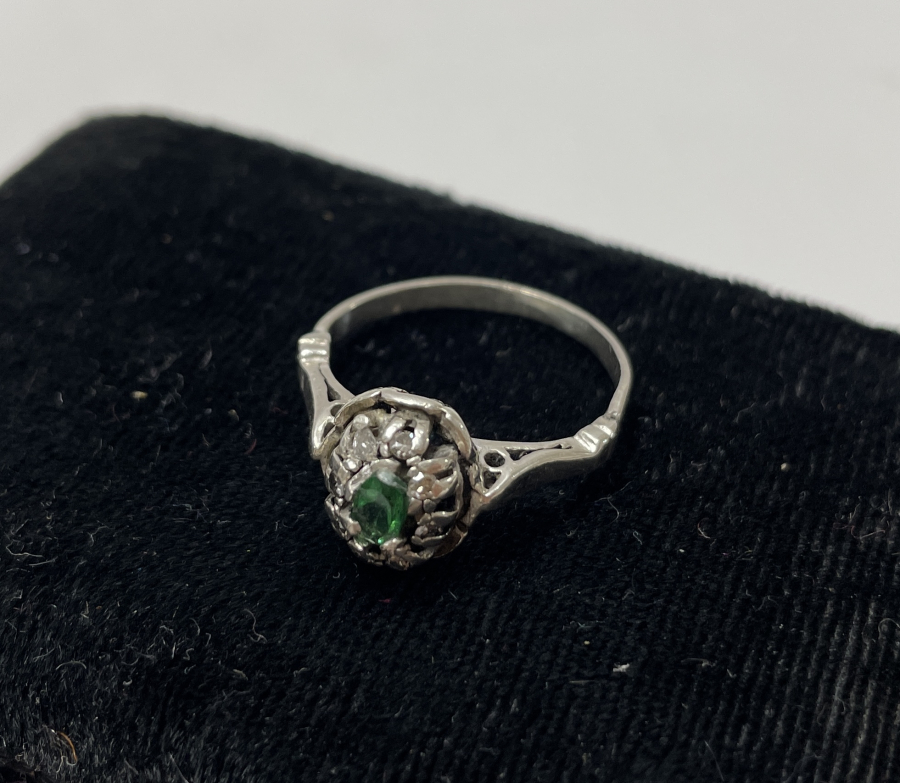 ZÜMRÜT TAŞLI VE PIRLANTALI ANTİKA YÜZÜK