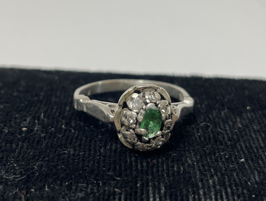 ZÜMRÜT TAŞLI VE PIRLANTALI ANTİKA YÜZÜK