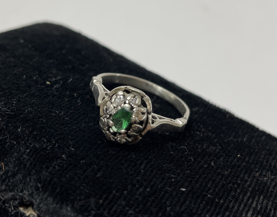 ZÜMRÜT TAŞLI VE PIRLANTALI ANTİKA YÜZÜK