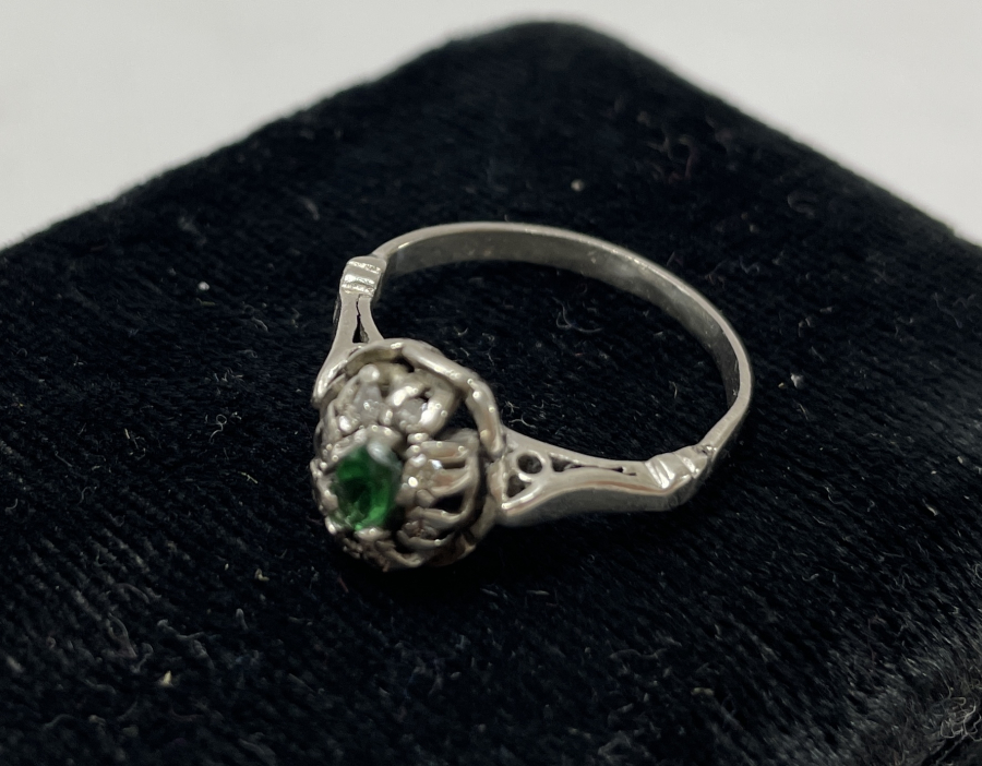 ZÜMRÜT TAŞLI VE PIRLANTALI ANTİKA YÜZÜK