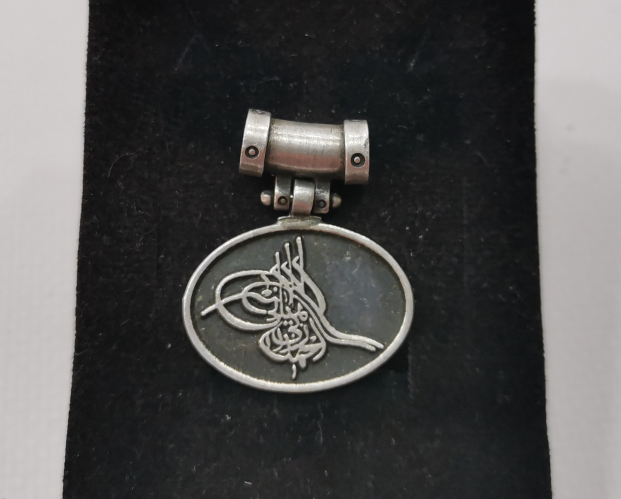 ÜZERİ TUĞRALI GÜMÜŞ KOLYE UCU