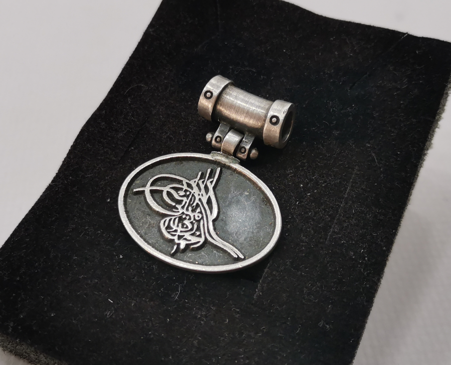 ÜZERİ TUĞRALI GÜMÜŞ KOLYE UCU