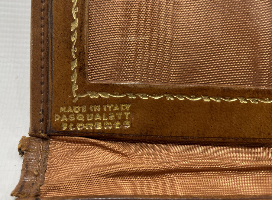 ÜZERİ ALTIN VARAKLI DERİDEN MAMUL SÜMEN