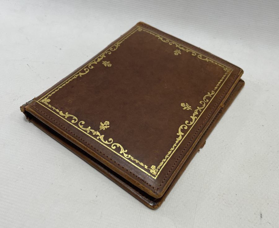 ÜZERİ ALTIN VARAKLI DERİDEN MAMUL SÜMEN