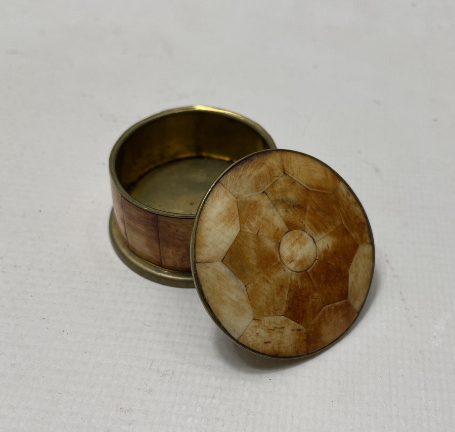 ÜZERİ KEMİK İŞÇİLİKLİ ANTİKA MİSK KUTUSU