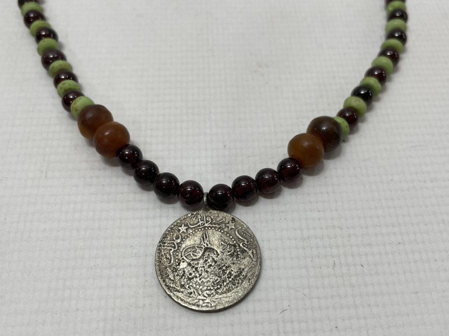 ÜZERİNDE OSMANLI PARASI BULUNAN KEMİK VE BOYNUZ DİZAYNLI GERDANLIK - KOLYE