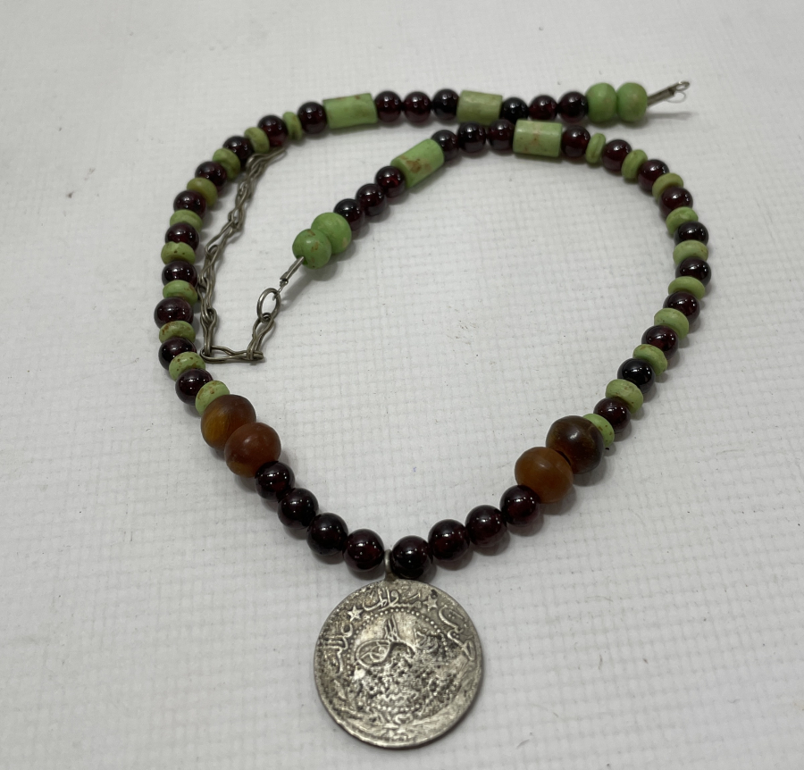 ÜZERİNDE OSMANLI PARASI BULUNAN KEMİK VE BOYNUZ DİZAYNLI GERDANLIK - KOLYE