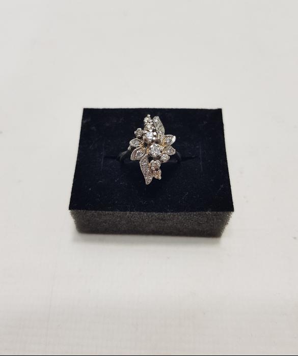 ÇİÇEK FORMLU PIRLANTA YÜZÜK 