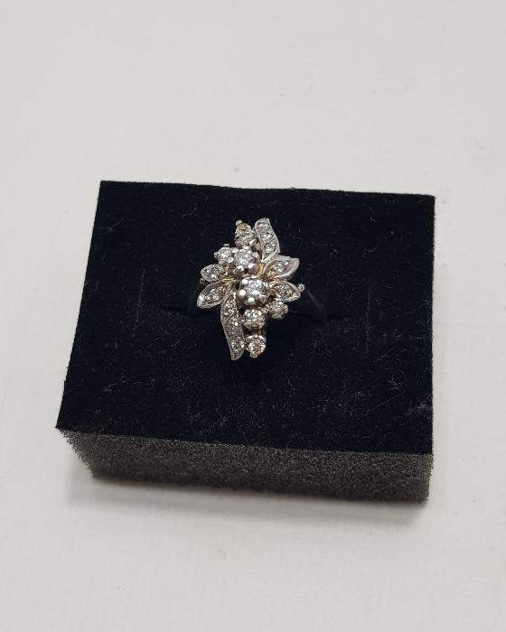 ÇİÇEK FORMLU PIRLANTA YÜZÜK 