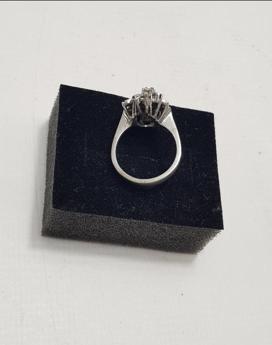 ÇİÇEK FORMLU PIRLANTA YÜZÜK 