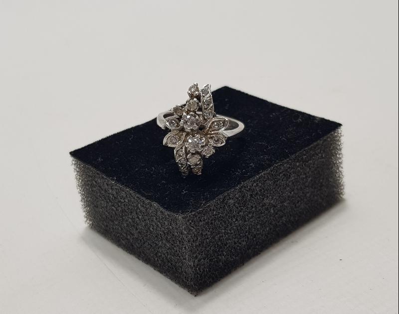 ÇİÇEK FORMLU PIRLANTA YÜZÜK 