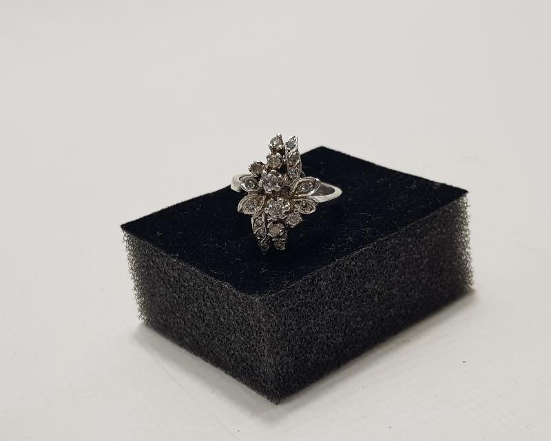 ÇİÇEK FORMLU PIRLANTA YÜZÜK 