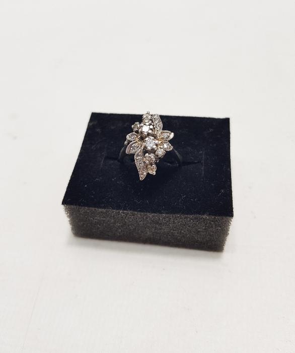 ÇİÇEK FORMLU PIRLANTA YÜZÜK 