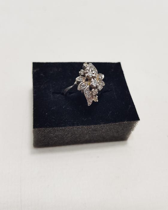 ÇİÇEK FORMLU PIRLANTA YÜZÜK 