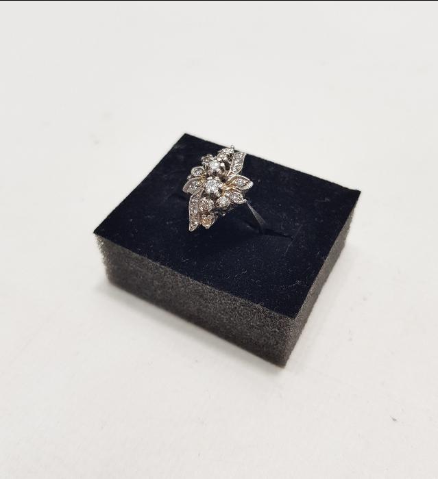 ÇİÇEK FORMLU PIRLANTA YÜZÜK 