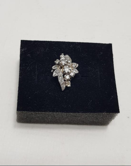 ÇİÇEK FORMLU PIRLANTA YÜZÜK 