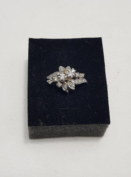 ÇİÇEK FORMLU PIRLANTA YÜZÜK 