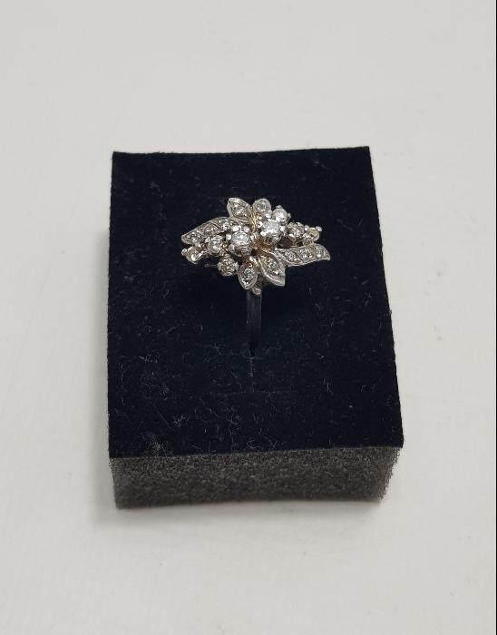 ÇİÇEK FORMLU PIRLANTA YÜZÜK 