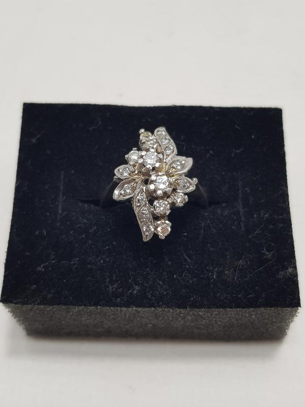 ÇİÇEK FORMLU PIRLANTA YÜZÜK 