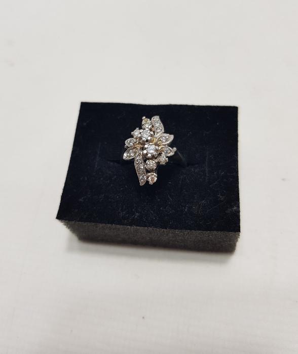 ÇİÇEK FORMLU PIRLANTA YÜZÜK 