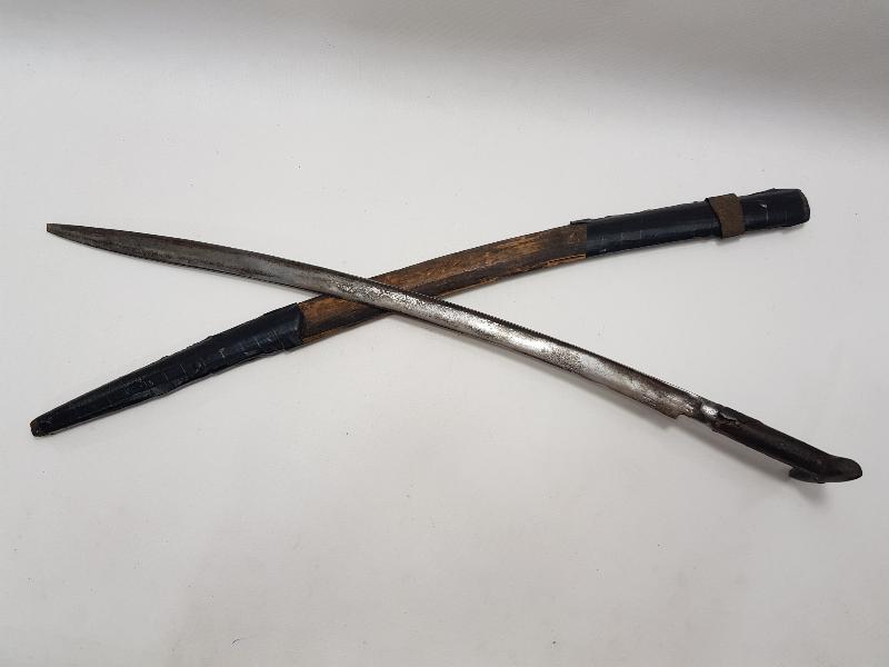 İKİ TARAFI DA GÜMÜŞ ÇAKMA OSMANLICA YAZILI YATAĞAN KILIÇ 