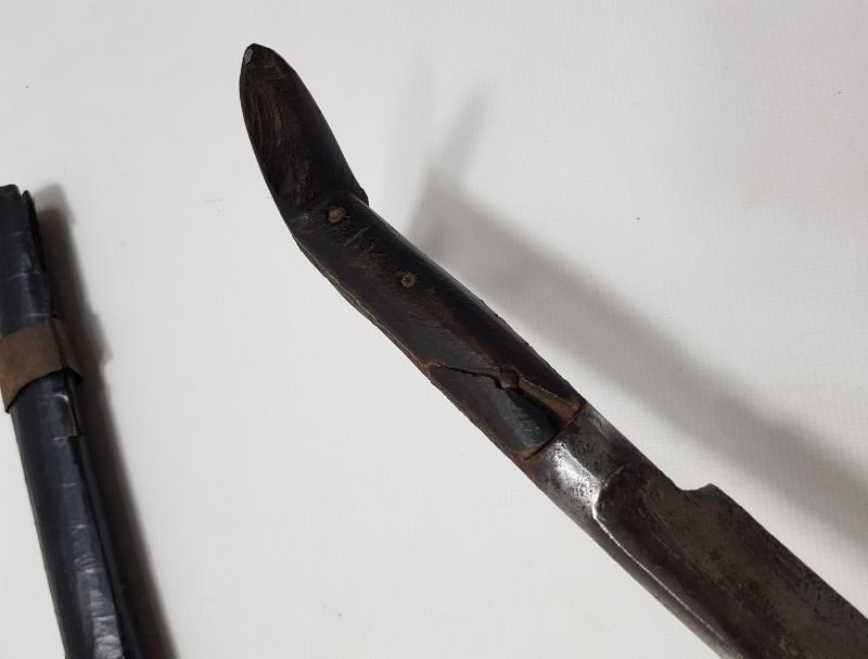 İKİ TARAFI DA GÜMÜŞ ÇAKMA OSMANLICA YAZILI YATAĞAN KILIÇ 