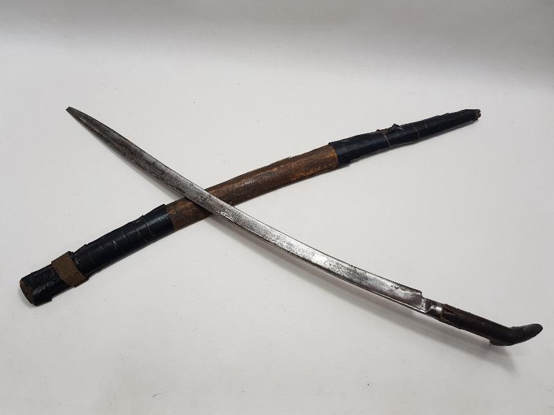 İKİ TARAFI DA GÜMÜŞ ÇAKMA OSMANLICA YAZILI YATAĞAN KILIÇ 