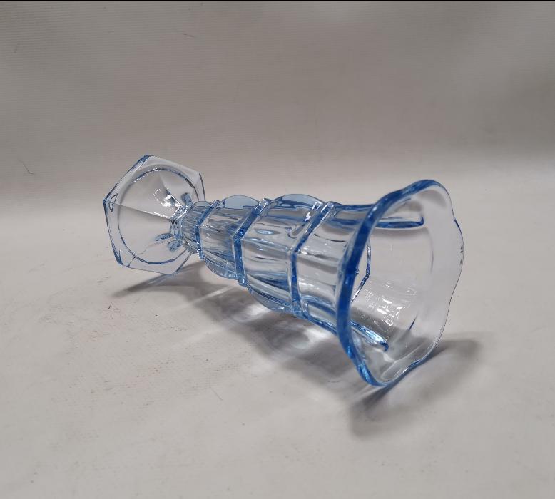 MAVİ RENKLİ CAM VAZO 