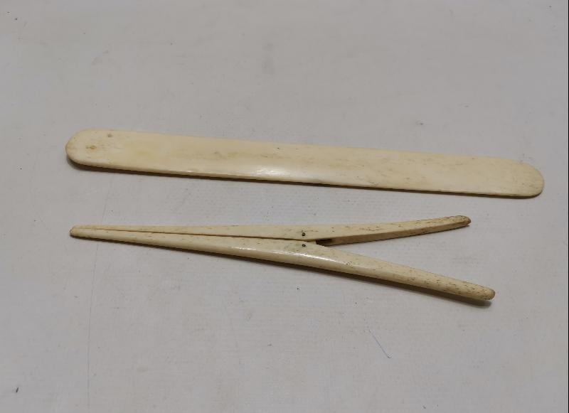 OSMANLI DÖNEMİ KEMİKTEN MAMÜL HATTAT MAKTASI VE KISKAÇ