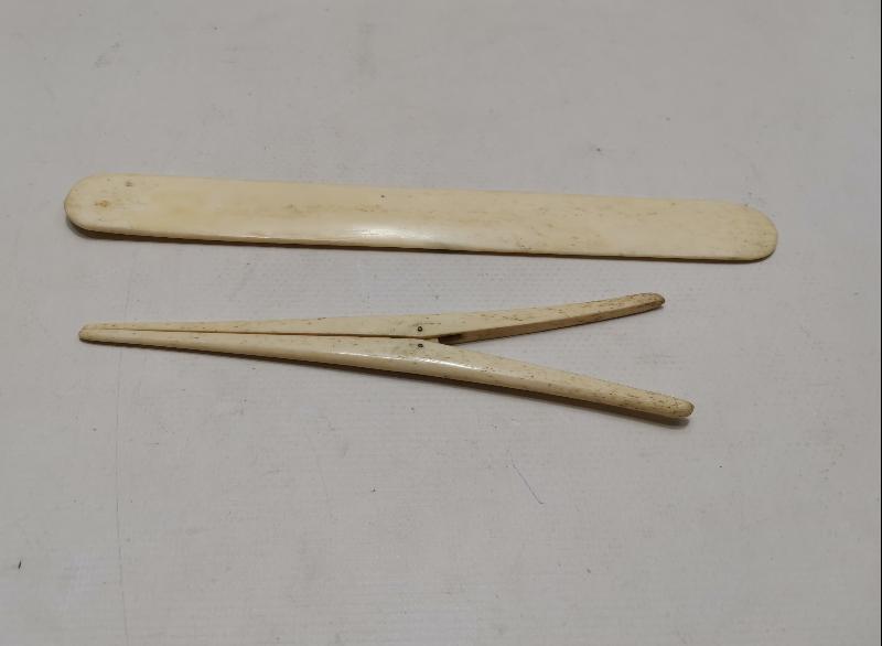 OSMANLI DÖNEMİ KEMİKTEN MAMÜL HATTAT MAKTASI VE KISKAÇ