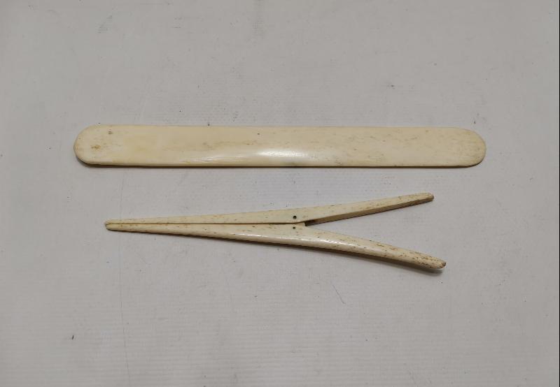 OSMANLI DÖNEMİ KEMİKTEN MAMÜL HATTAT MAKTASI VE KISKAÇ