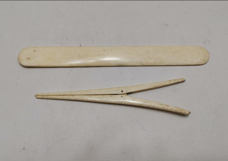 OSMANLI DÖNEMİ KEMİKTEN MAMÜL HATTAT MAKTASI VE KISKAÇ