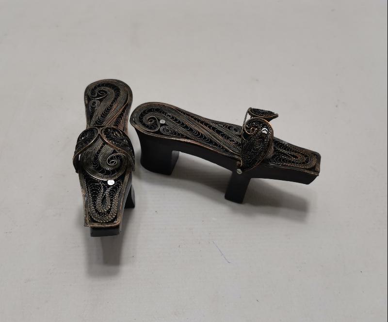 TELKARİ İŞLEMELİ BİR ÇİFT MİNİ TAKUNYA 