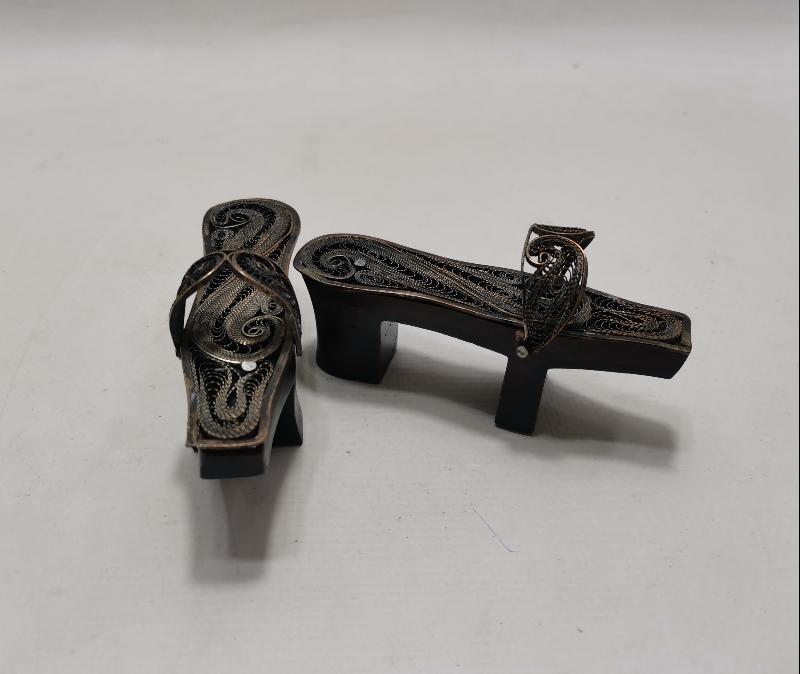 TELKARİ İŞLEMELİ BİR ÇİFT MİNİ TAKUNYA 