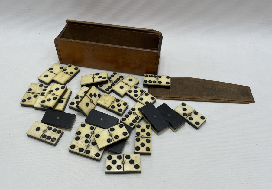 BOYNUZ VE KEMİKTEN MAMUL ANTİKA DOMİNO TAŞLARI