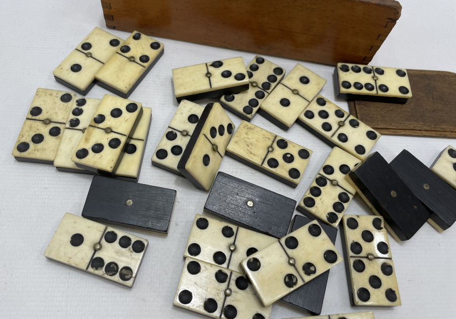 BOYNUZ VE KEMİKTEN MAMUL ANTİKA DOMİNO TAŞLARI