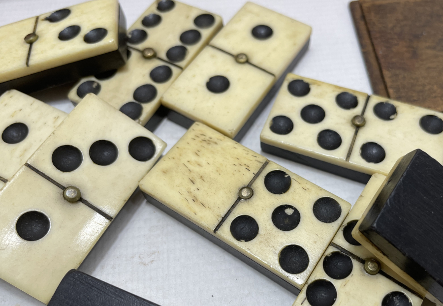 BOYNUZ VE KEMİKTEN MAMUL ANTİKA DOMİNO TAŞLARI