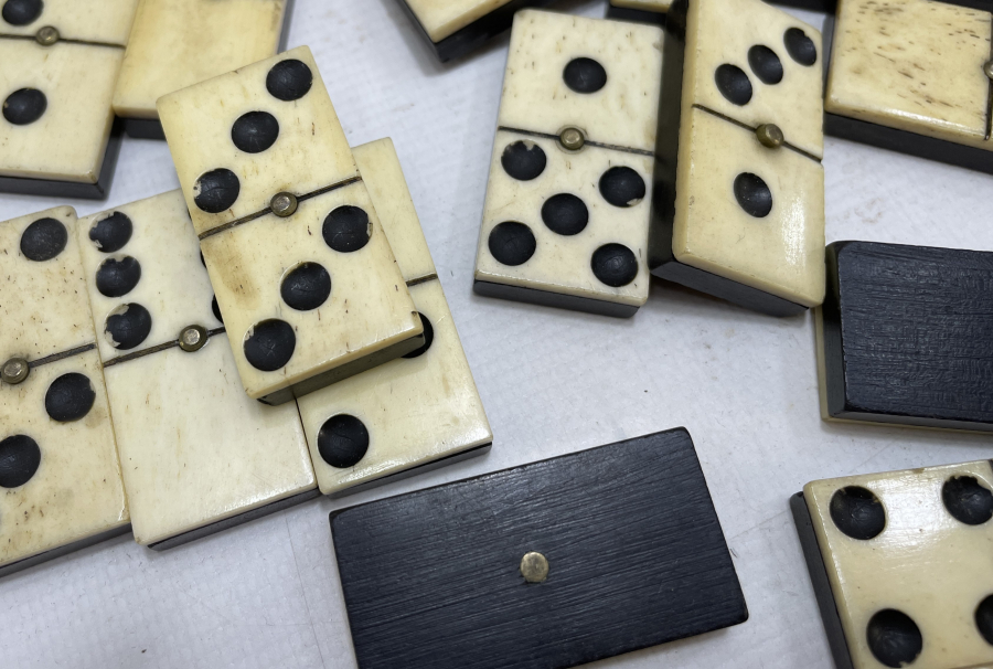 BOYNUZ VE KEMİKTEN MAMUL ANTİKA DOMİNO TAŞLARI