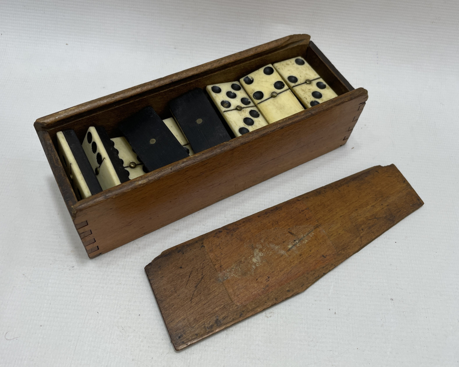 BOYNUZ VE KEMİKTEN MAMUL ANTİKA DOMİNO TAŞLARI